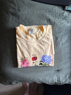 NWOT Comfort Colors Unisex Cotton Yellow Floral Blooms Short Sleeve Tee